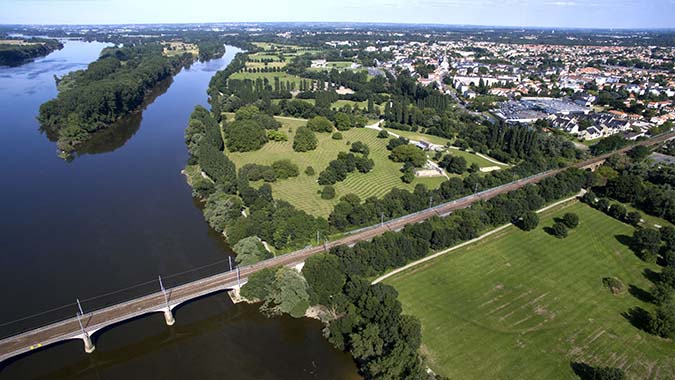 Vue aerienne des bords de Loire de Saint Sebastien sur Loire