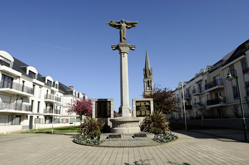 Monument historique sur une place de Saint Sebastien Sur Loire